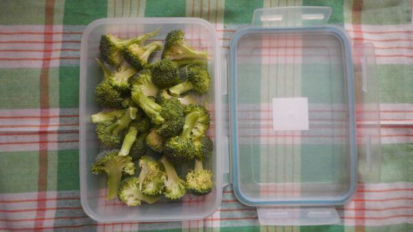 Storing cut broccoli 